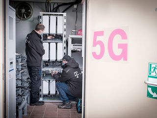 Techniker der Deutschen Telekom rüsten das Netz auf 5G auf.