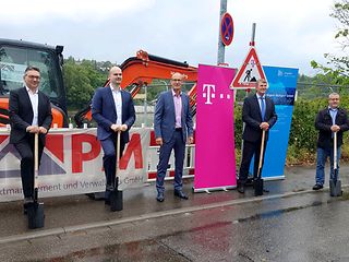 Vertreter von Telekom, Gigabitregion Stuttgart und der Gemeinde Remseck stehen in einer Reihe nebeneinander.