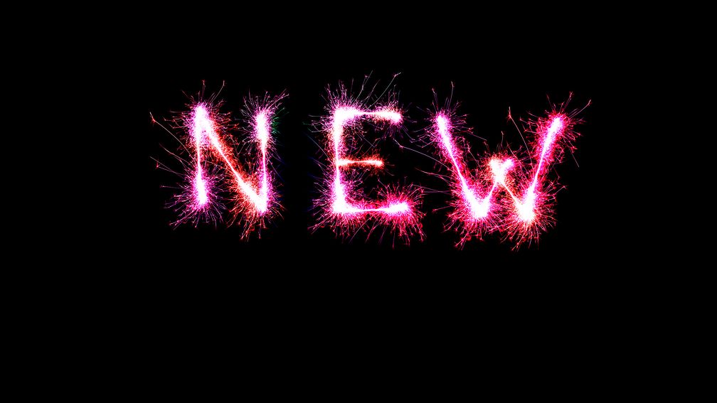 Symbolbild: Das Wort „New“, aus Wunderkerzen gebildet.