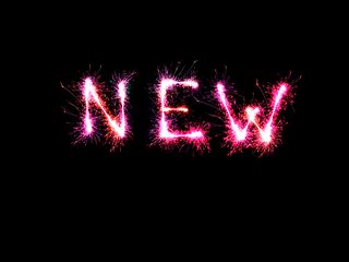 Symbolbild: Das Wort „New“, aus Wunderkerzen gebildet.