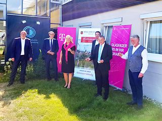 Die genannten Personen stehen versetzt vor der Landesakademie für Jugendbildung im Sonnenschein. 