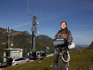 Telekom Technikerin vor Antenne