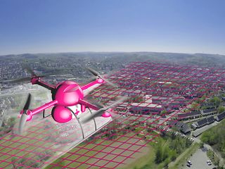 Eine Transportdrohne über der Skyline von Siegen. Ein magentafarbenes Gitter deutet das Campus-Netz der Telekom an.