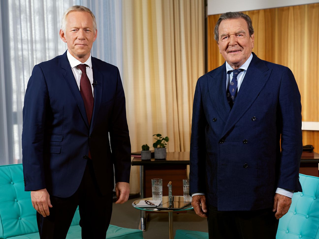Johannes B. Kerner unterhält sich mit Bundeskanzler a.D. Gerhard Schröder.