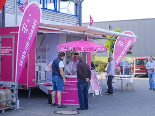 Die Kunden können ihren Besuch im Servicemobil direkt mit einem Einkauf im Getränkemarkt verbinden – praktisch!