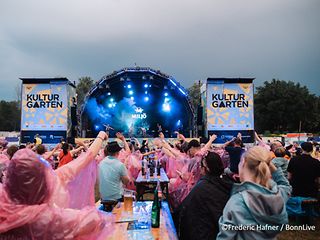 Publikum bei einer Kulturgartenveranstaltung mit Blick auf die Bühne