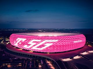 Allianz-Arena in Magenta illuminiert
