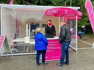 Bester Service bei widrigen Bedingungen: Yannic Sauerborn berät das Ehepaar Scherer. 