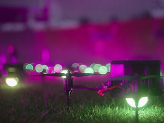 Spektakuläre Magenta 5G-Lichtshow mit 300 Drohnen