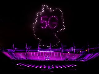 Spectacular magenta 5G-light show with 300 drones