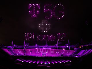 Spectacular magenta 5G-light show with 300 drones