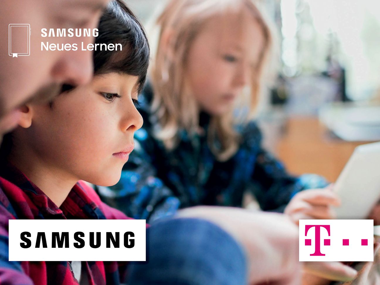 Lehrer zeigt Schüler, wie er mit einem Tablet arbeitet.