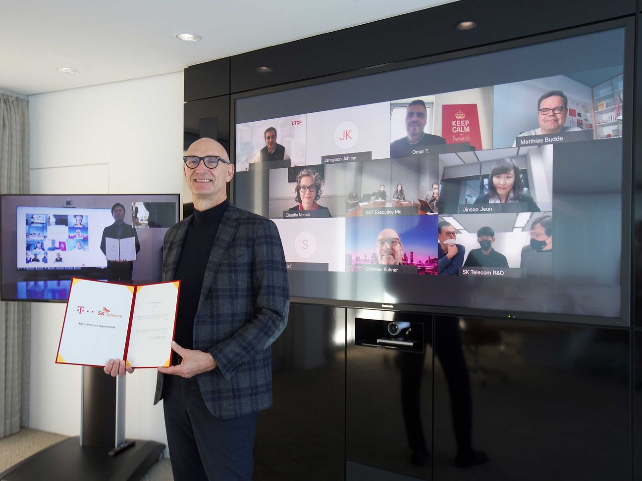 Tim Höttges, CEO Deutsche Telekom, Park Jung-ho, CEO SK Telecom and their teams at a joint video conference.