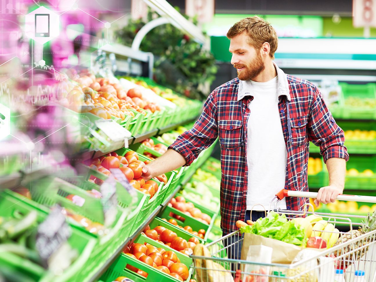 Kunde im Supermarkt an der Gemüsetheke