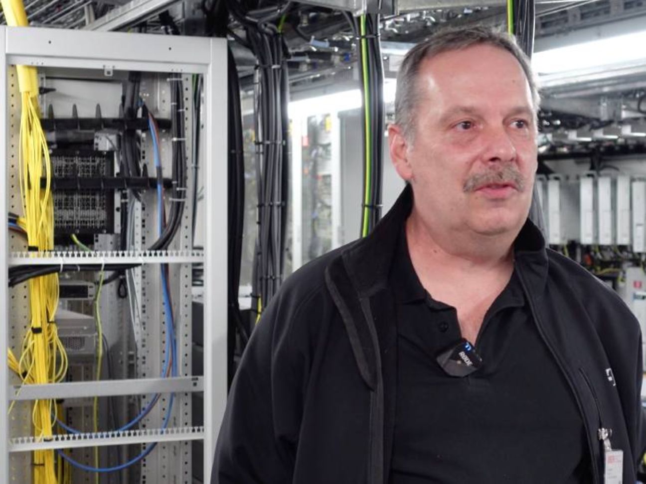 Telekom Systemtechniker vor einem Rack