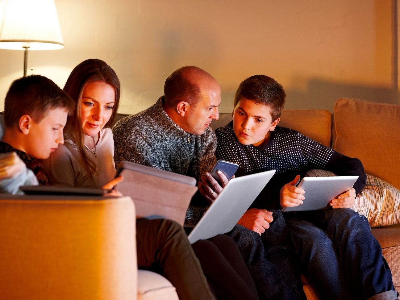 Familie vor Laptops