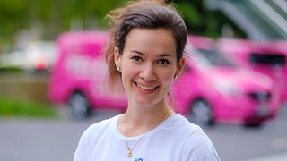 Portrait von Zoe Nogai vor dem Fuhrpark der Telekom MobilitySolutions