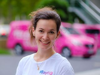 Portrait von Zoe Nogai vor dem Fuhrpark der Telekom MobilitySolutions