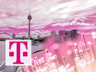 Düsseldorf mit Telekom-Logo und Glasfaser 