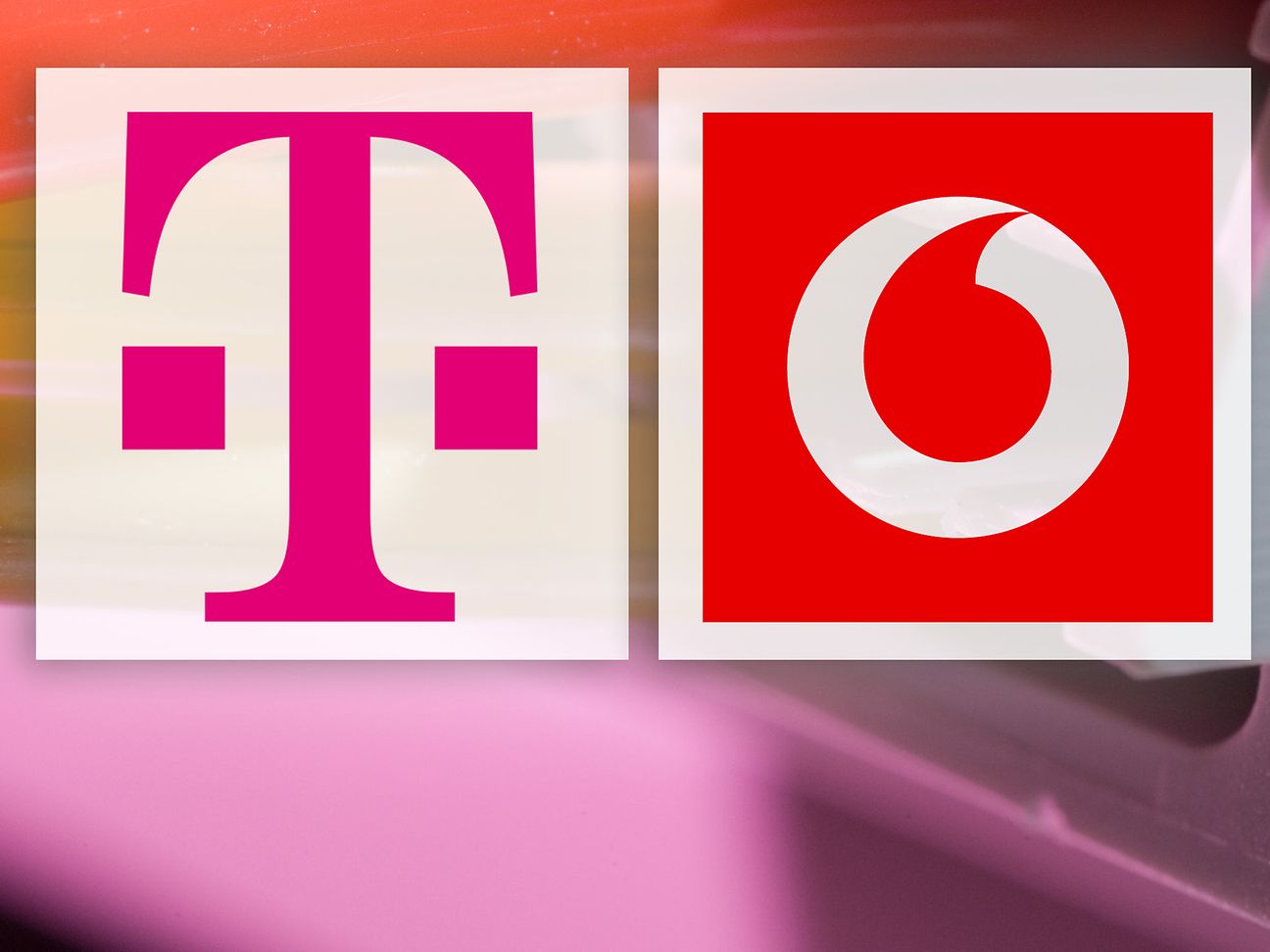 Breitbandnetz mit Logos der Unternehmen Deutsche Telekom und Vodafone. 
