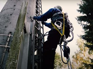 Telekom-Techniker besteigt Antennenmast