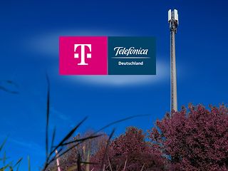 Funkturm mit Firmenlogos von Telekom und Telefonica.