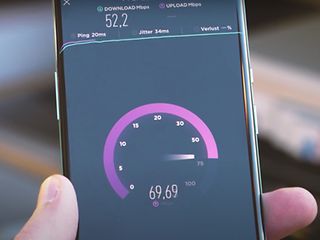 Handy bildet einen Speedtest ab