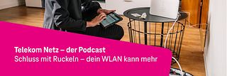 Technikerin sitzt im Wohnzimmer und programmiert am Tablet