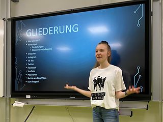 Eine Digitale Heldin in Action: Lea Schäfer in einem Vortrag über die Gefahren von Social Media.