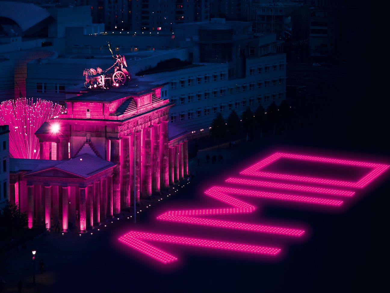 Brandenburger Tor mit Magenta-Schriftzug „1 Mio“. 
