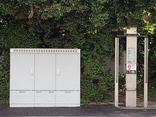 Verteilerkasten neben Telefonzelle
