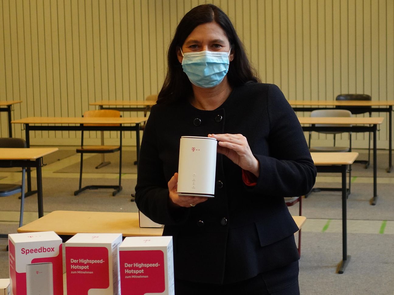 Sandra Scheeres, Bildungssenatorin Berlin, mit Telekom-Router in der Hand