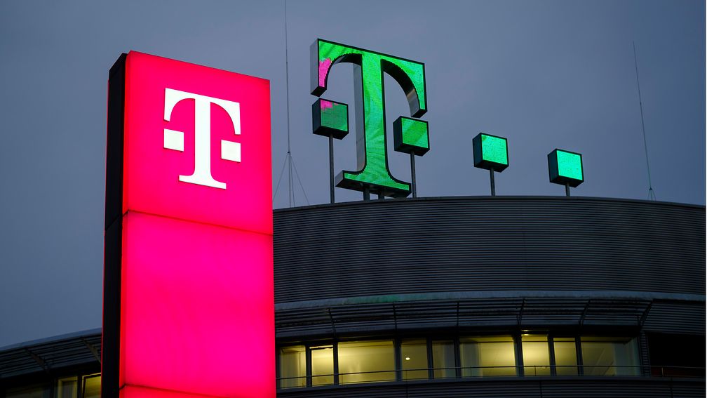 Weltpremiere: Das Logo auf der Bonner Konzern-Zentrale erstmalig in grün. 