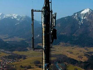 Telekomtechnikerin auf Mobilfunkmast in Grassau