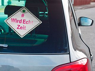 Auto-Heckscheibe mit Schild #WirdEchtZeit für mehr Sicherheit im Straßenverkehr