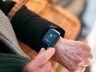 Smartwatch bietet schnelle Hilfe dank SOS-Knopf und automatischer Sturzerkennung.