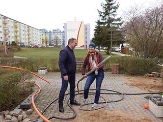 Telekom Pressesprecher mit einer Erdrakete an einer Baustelle