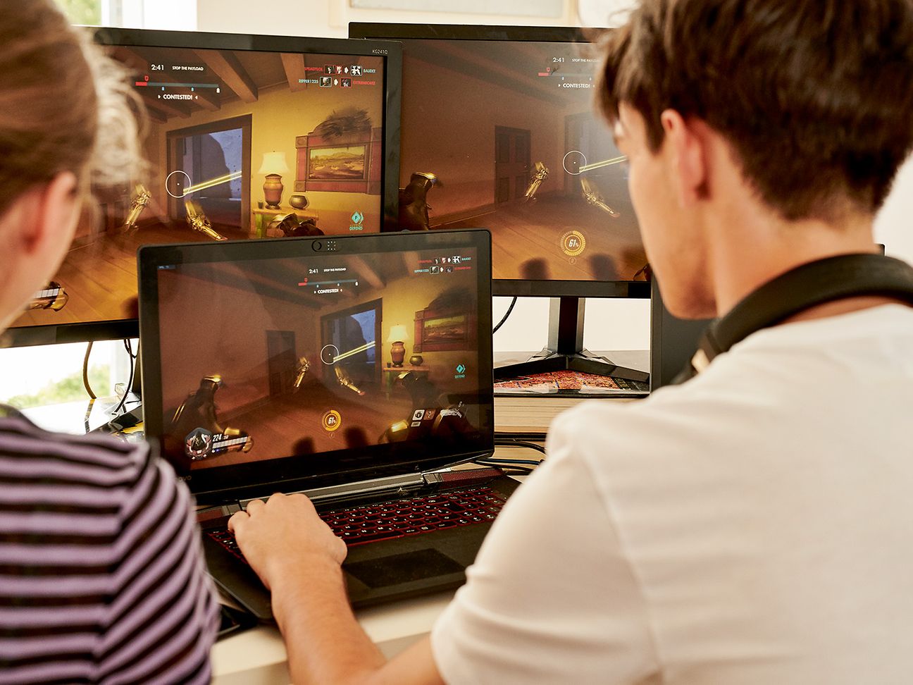 Zwei Spieler am Computer.