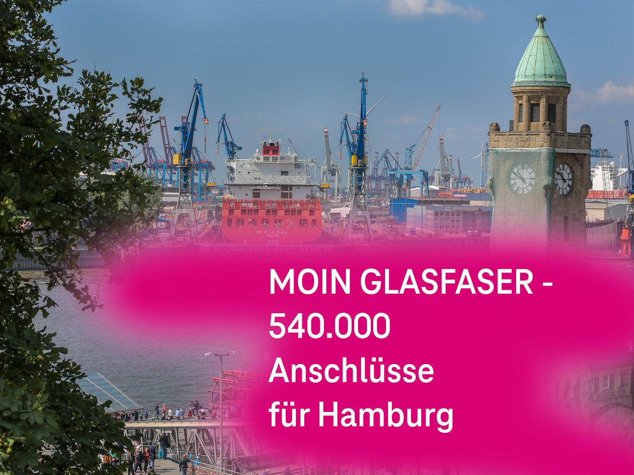Blick auf die Hamburger Landungsbrücken mit Telekom-Schriftzug.