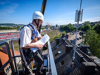 Arbeiten an einem Mobilfunkmast.