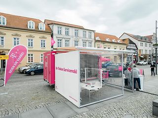 Das Servicemobil steht auf dem Marktplatz