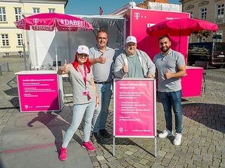 Gruppenbild des Serviceteams mit Daumen hoch. 