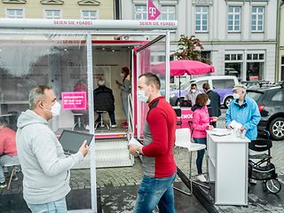 Foto einer Beratungssituation am Servicemobil