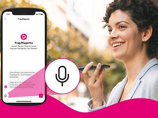 Frau spricht mit Frag Magenta über ihr Smartphone.