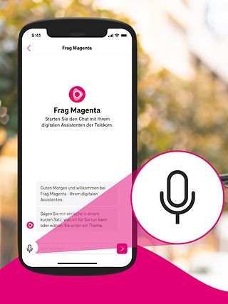 Frau spricht mit Frag Magenta über ihr Smartphone.