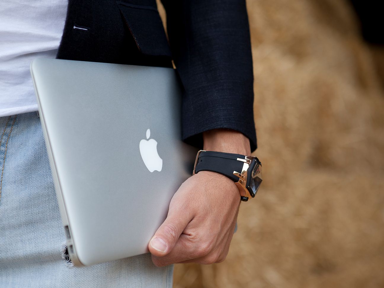 Mann trägt Laptop
