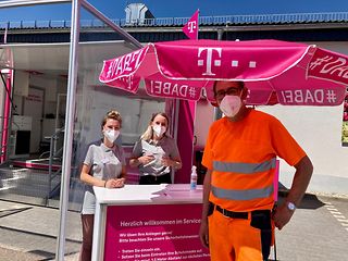 Hans-Joachim Goldbeck ist einer der ersten Altenberger Kunden am Servicemobil.