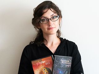 Ksenia Kotova mit ihren Fantasy-Büchern
