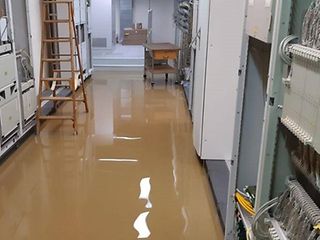Die Vermittlungsstelle in Gerolstein steht unter Wasser.