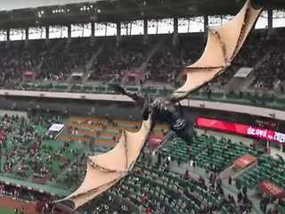 Drache aus einer Mixed Reality Szene fliegt über einem Stadion